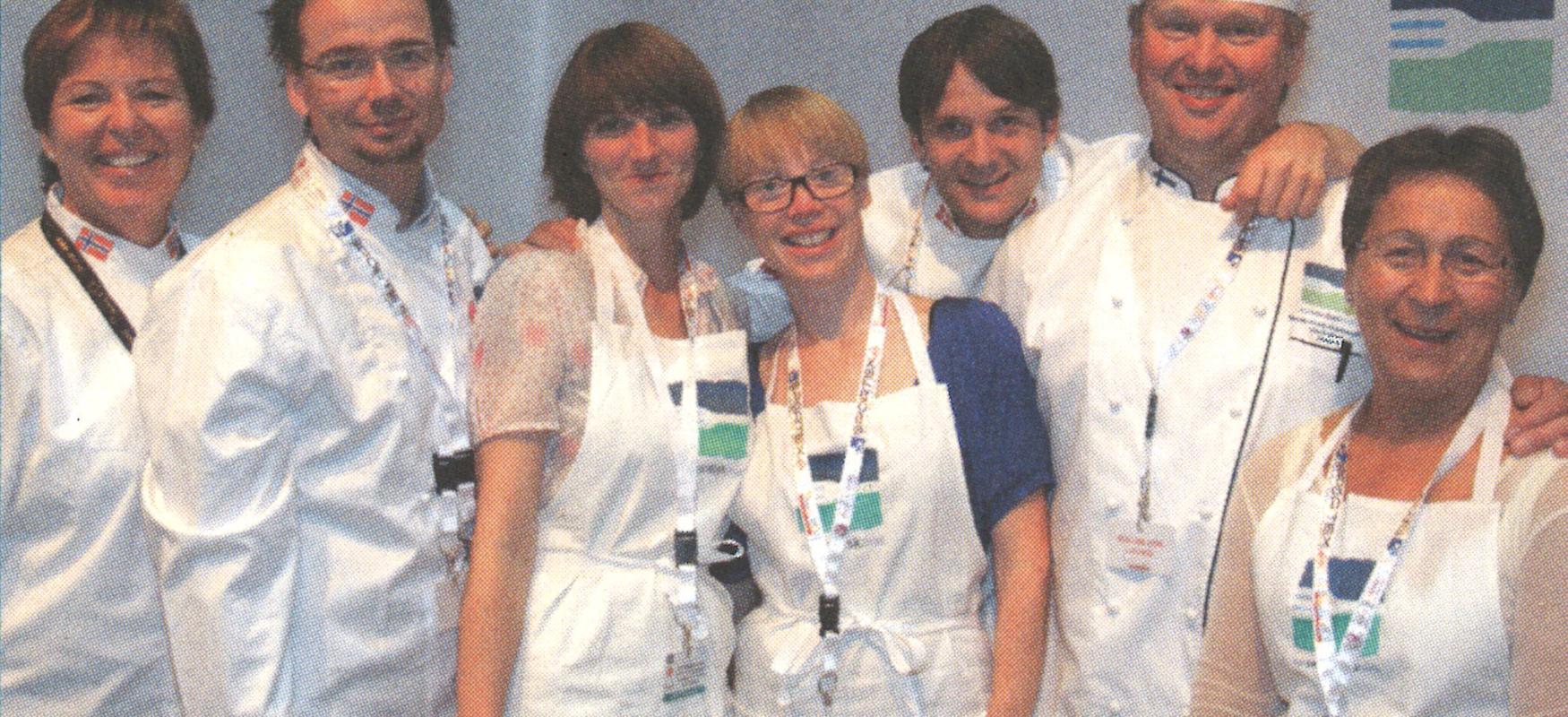 7 kokke der står ved siden af hinanden