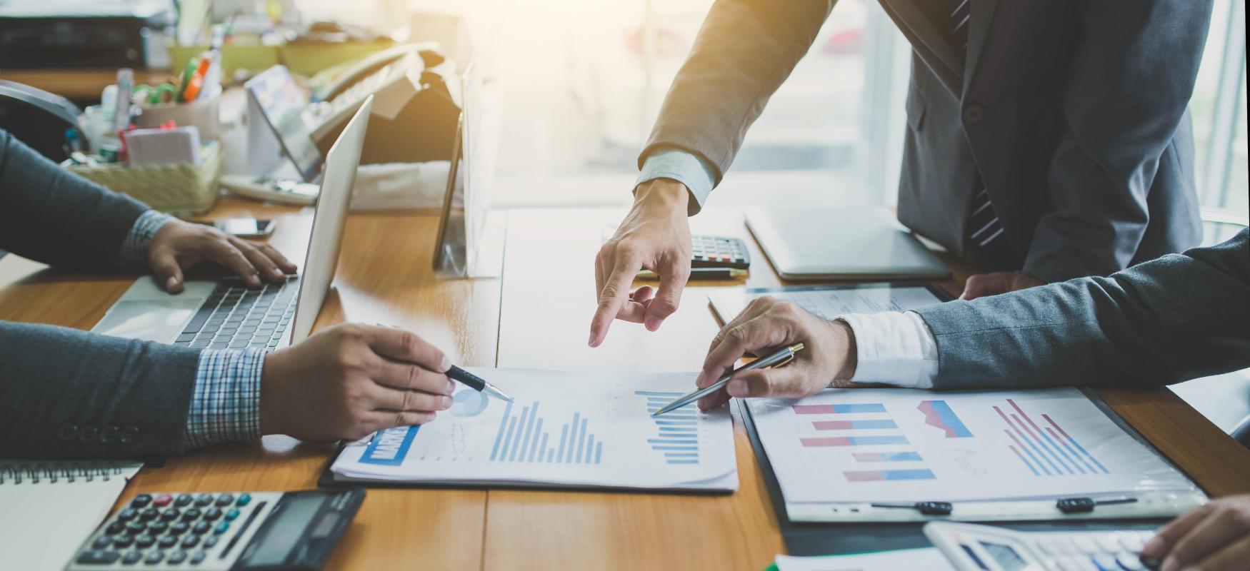 forretningsfolk sidder ved et bord