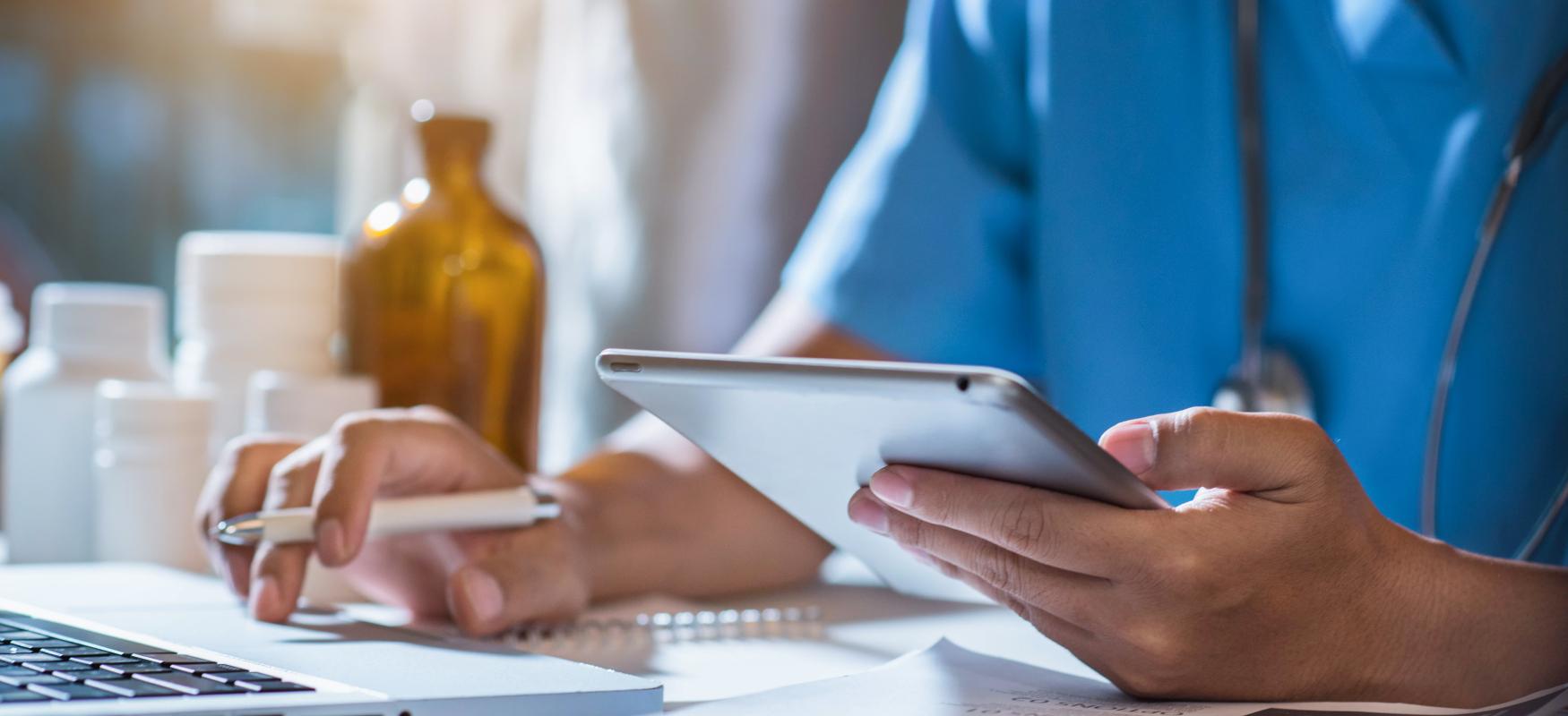 læge sidder med ipad