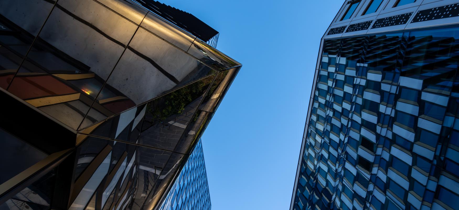 bygninger set nedefra og op