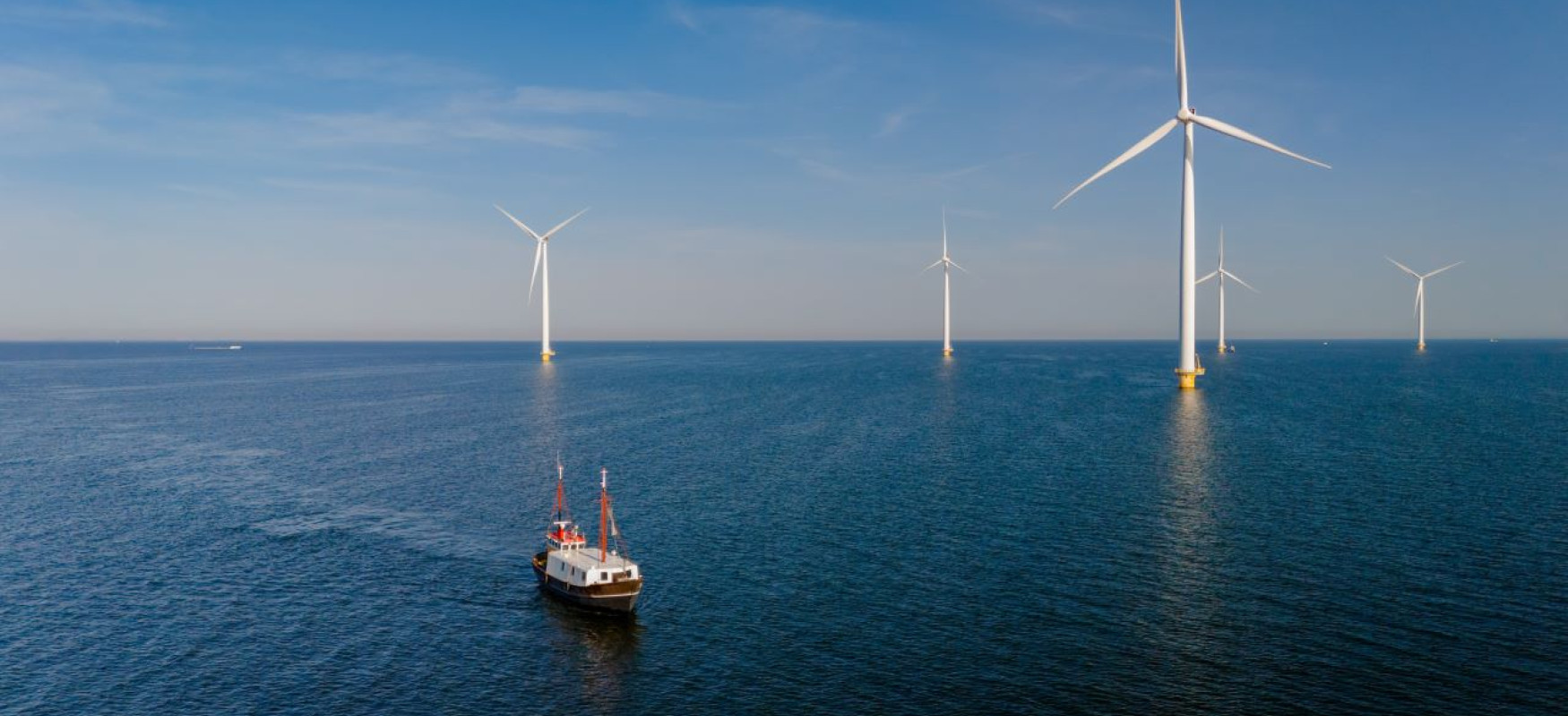 Båd i havet med vindmøller