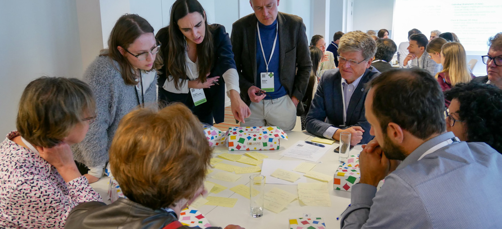 Deltagere i workshop sidder rundt om et bord og diskuterer