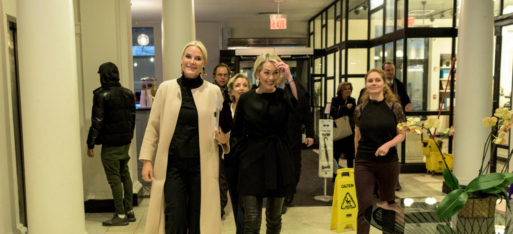 Crownprincess Mette-Marit and Niina Aagaard walking through Nordic Innovation House New York in 2018.