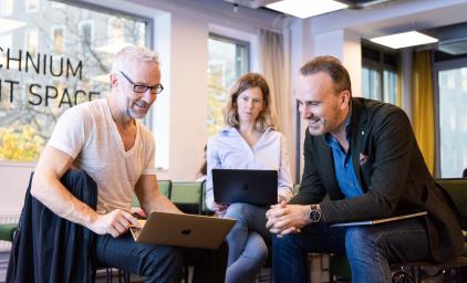 Three participants from batch 3 of Nordic Scalers in front of a computer.
