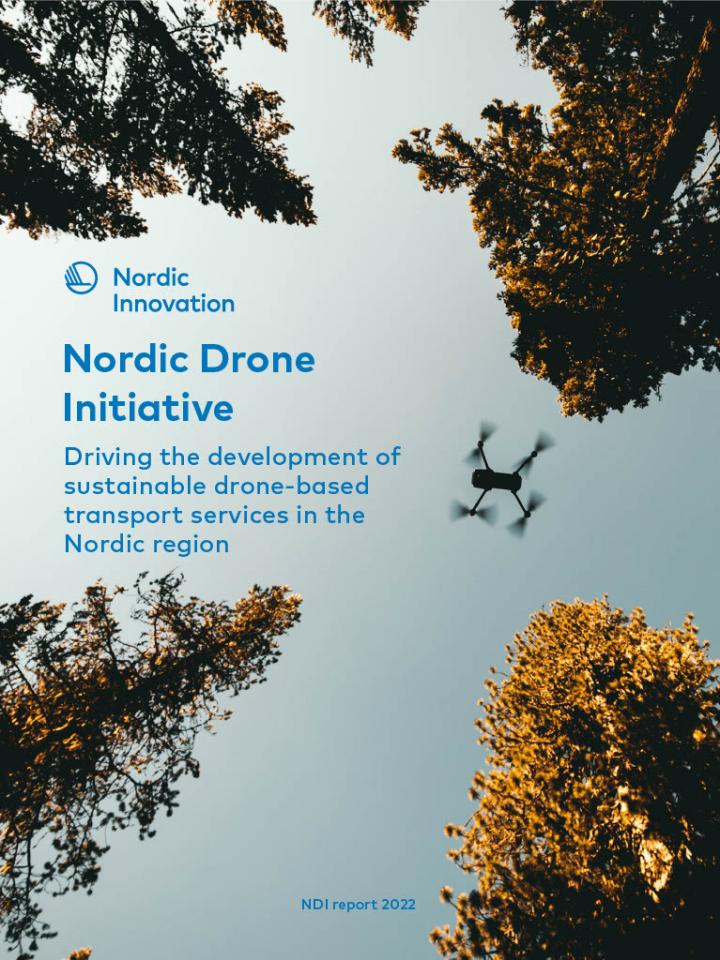 en drone flyver mellem nogle træer