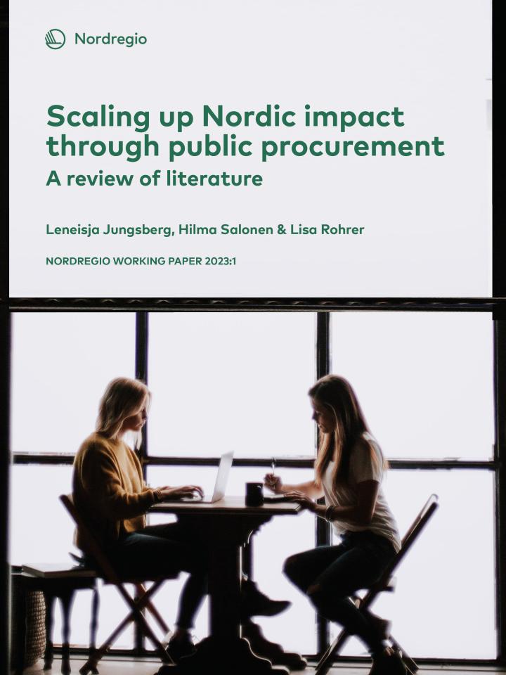 To kvinder sidder ved et bord