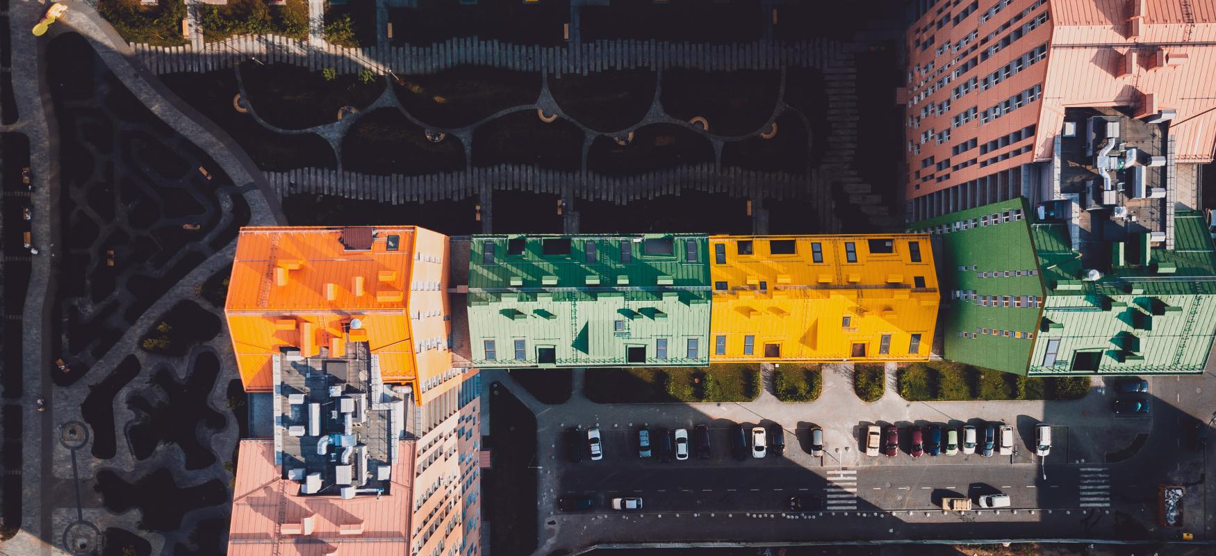 A series of buildings in the city, seen from the air.