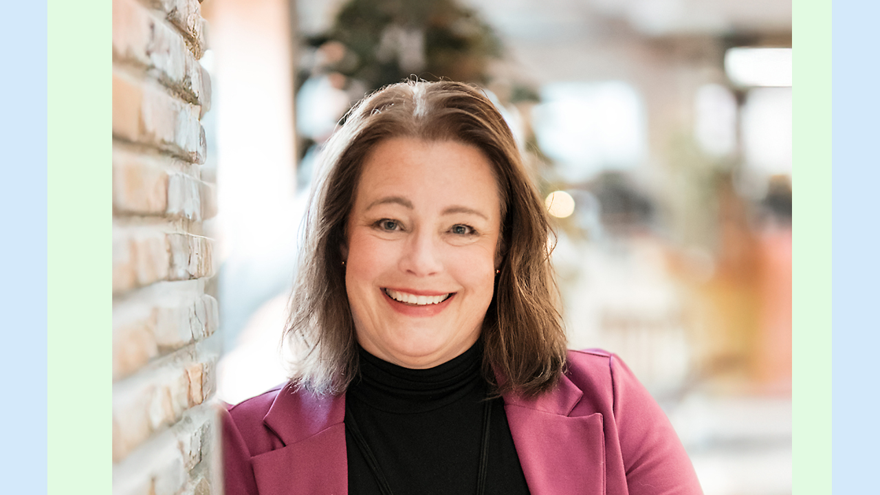 Maria Strömberg leaning up against a wall