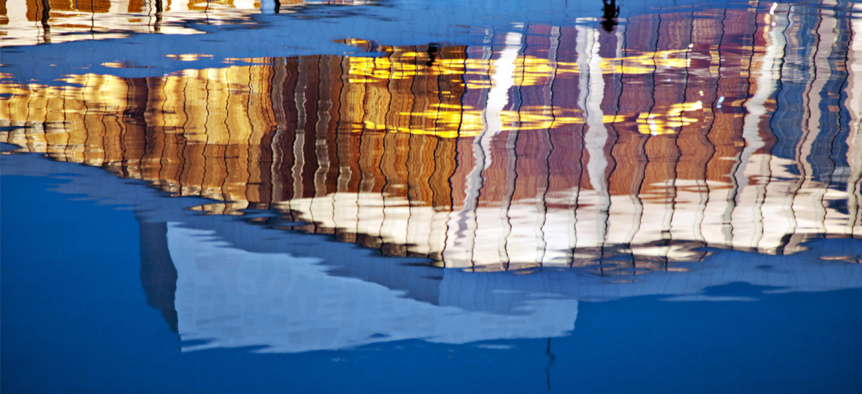 Image of the Opera in Oslo reflecting in the water